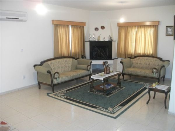 4 bedroom Furnished villa in Chloraka