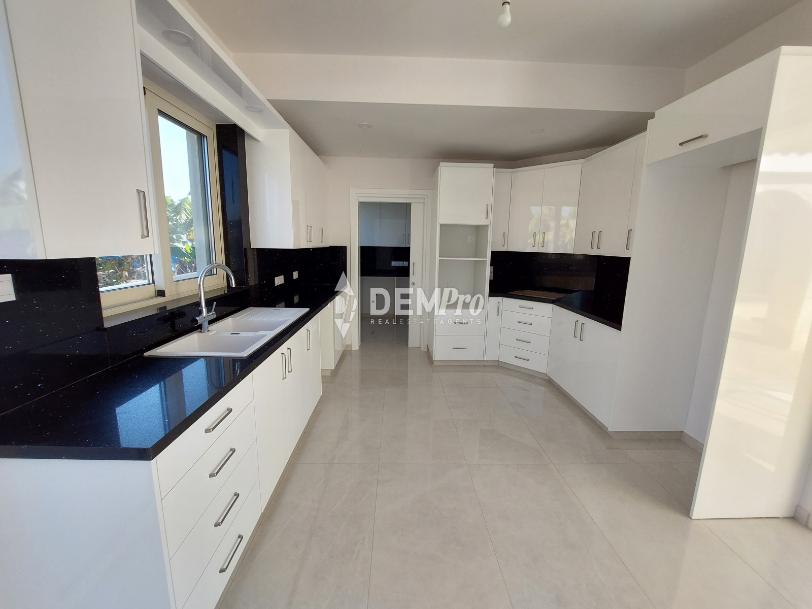 Luxury Villa 3 Bedroom For Sale in Paphos Near the Beach