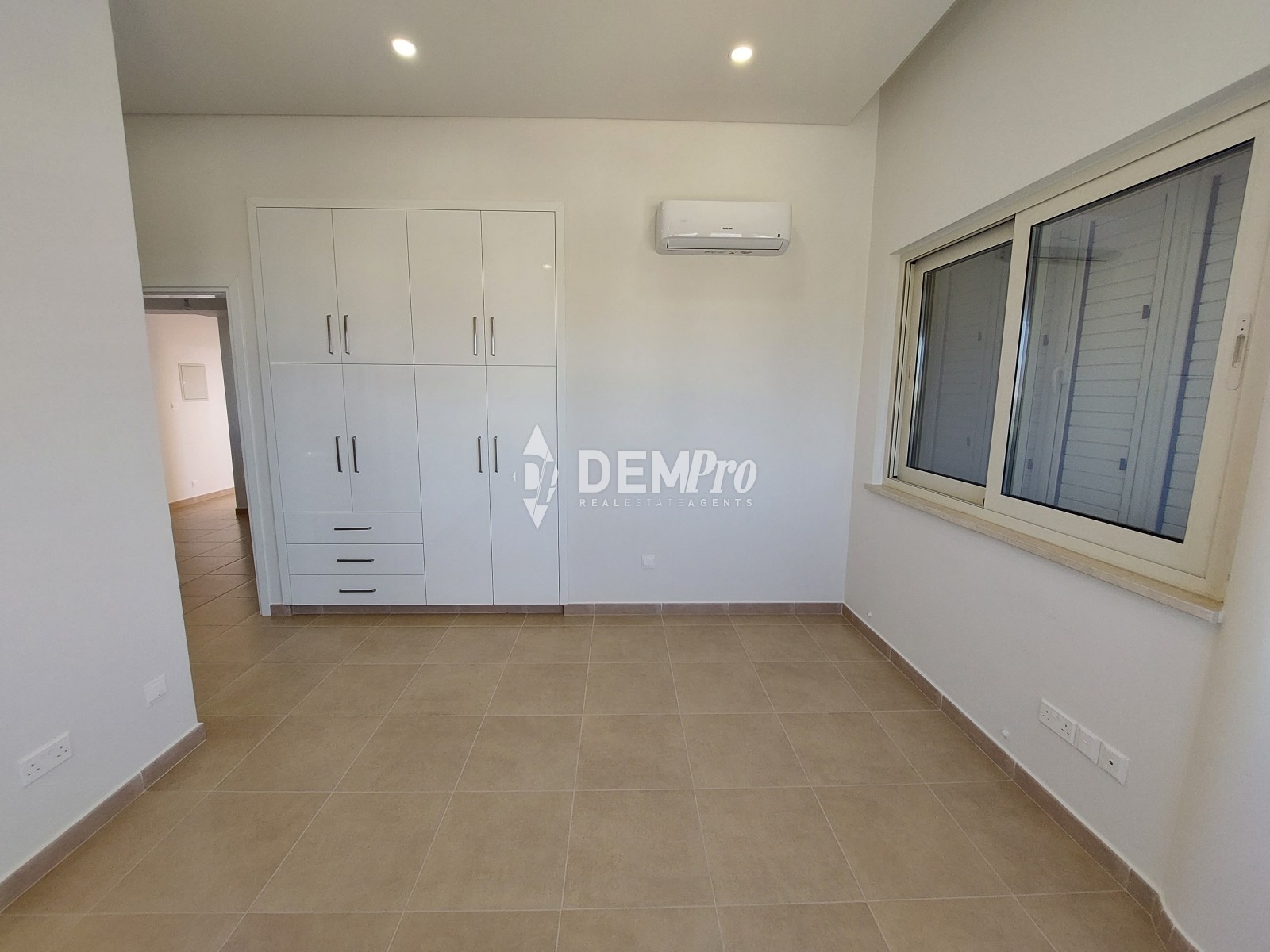 Luxury Villa 3 Bedroom For Sale in Paphos Near the Beach