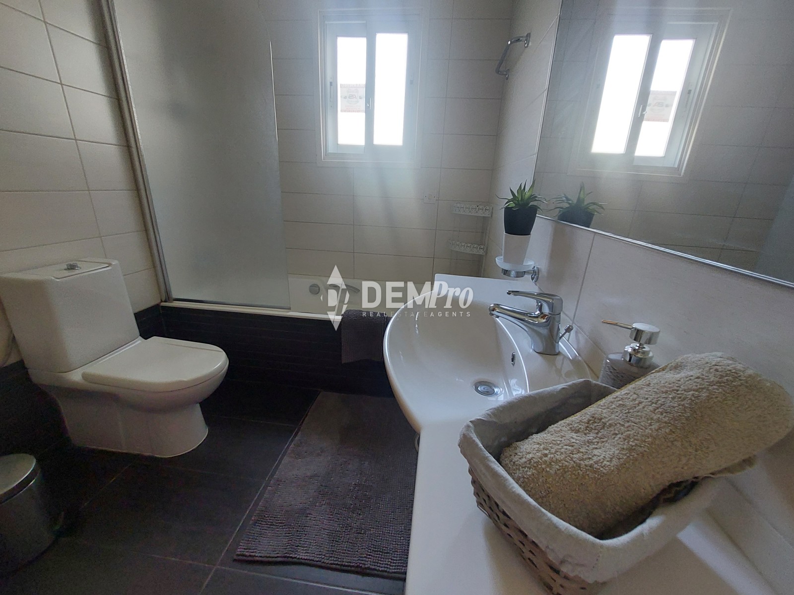 For Sale Villa in Chloraka