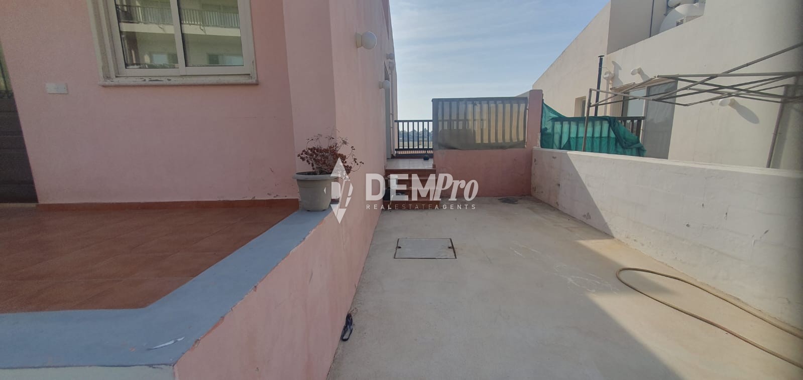 2 bedroom apartment in chloraka with Sea views