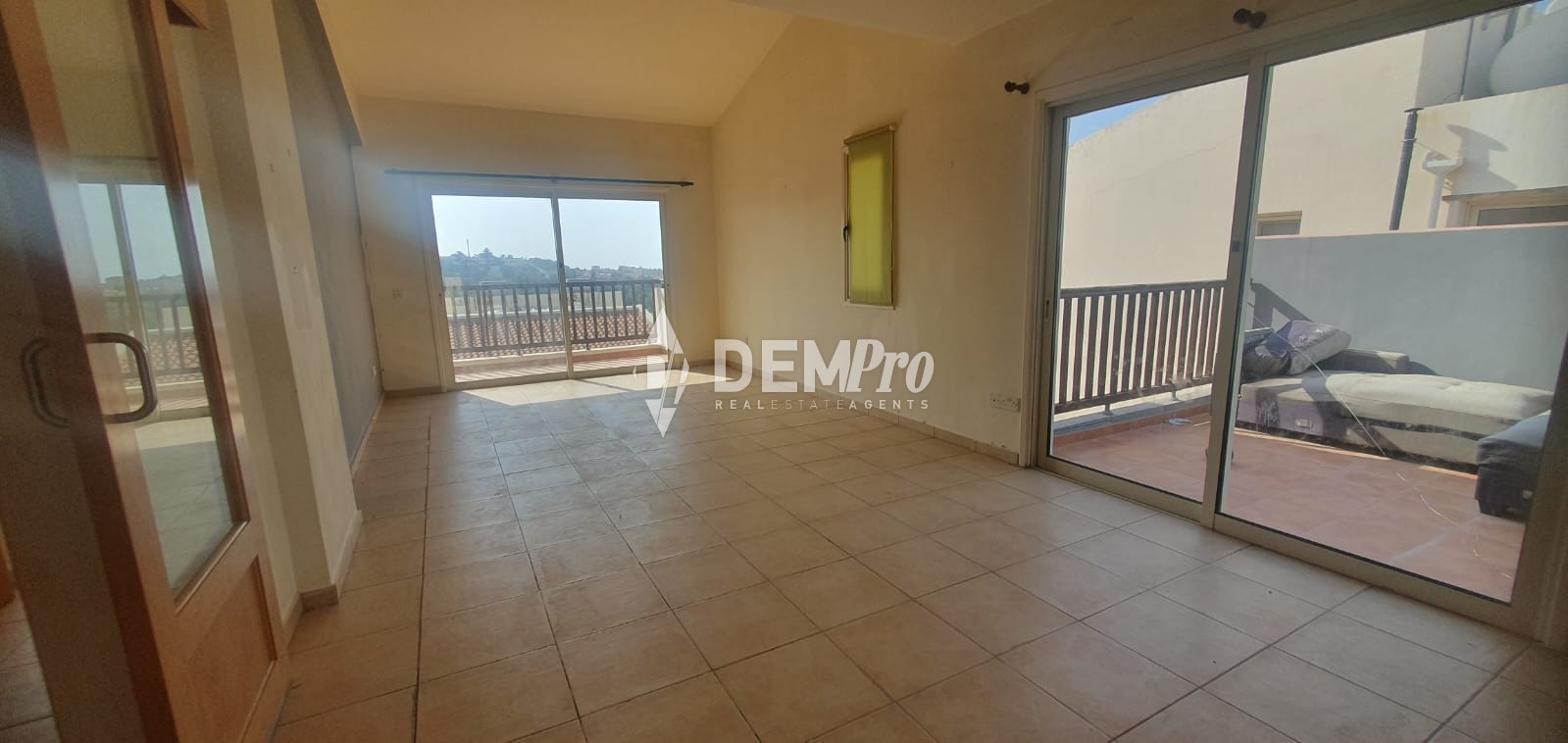 2 bedroom apartment in chloraka with Sea views