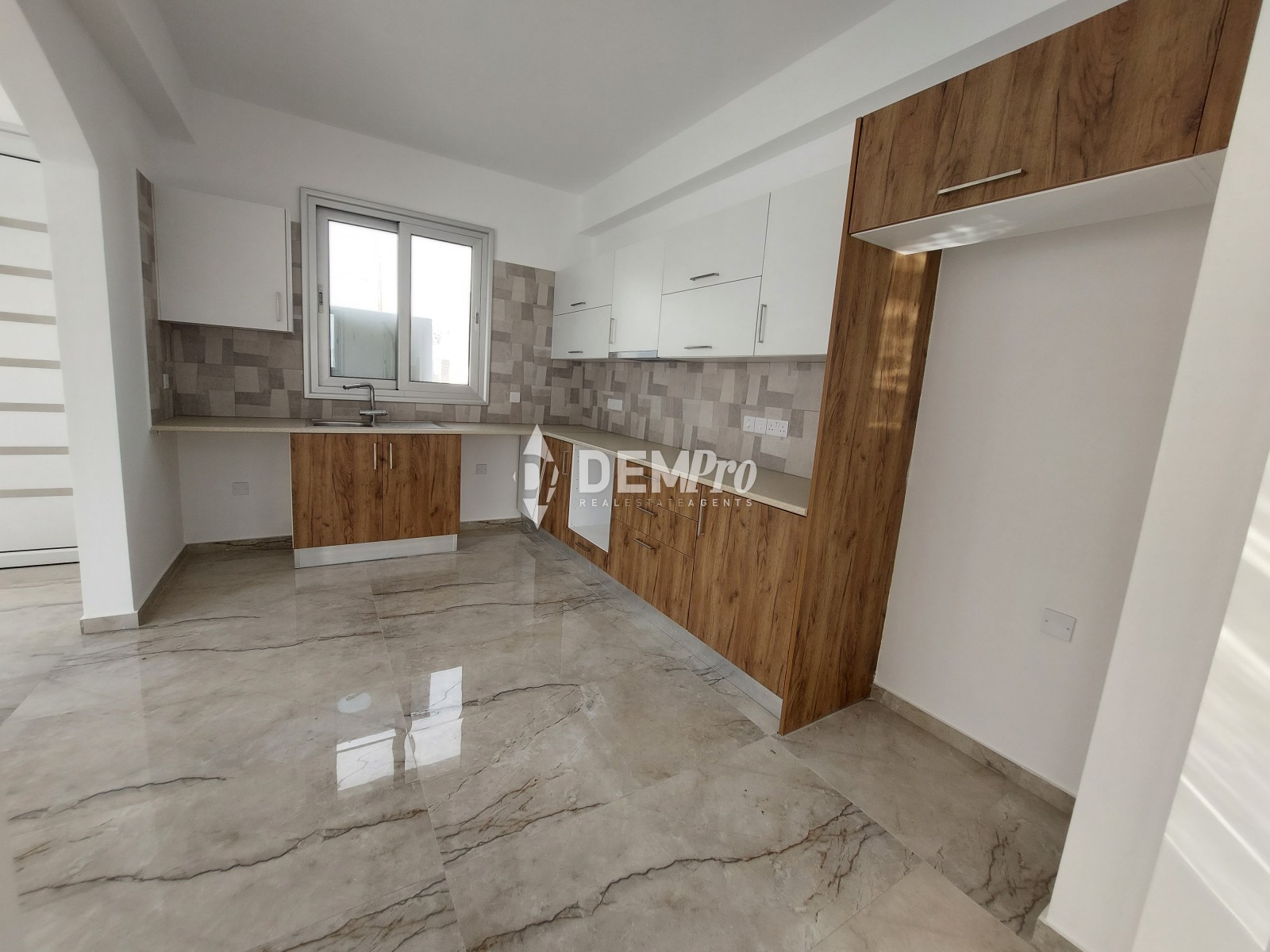 For Sale 5 bedroom villa in Paphos center