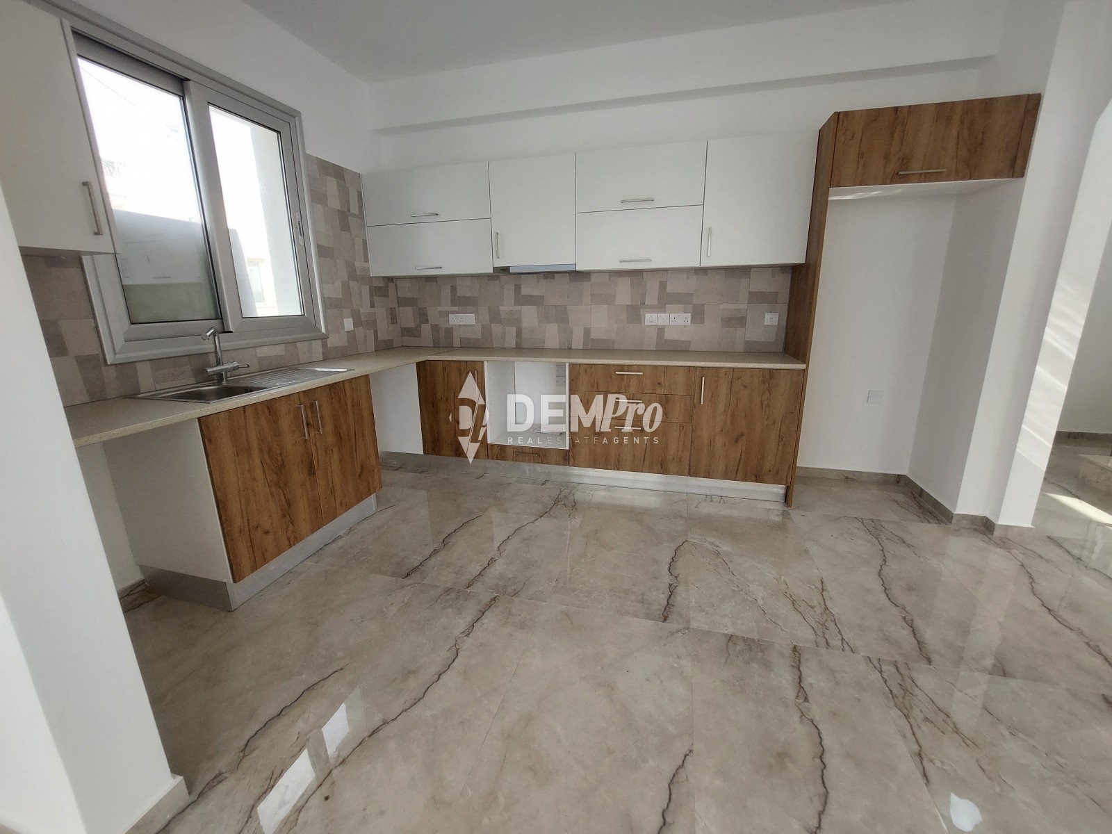 For Sale 5 bedroom villa in Paphos center