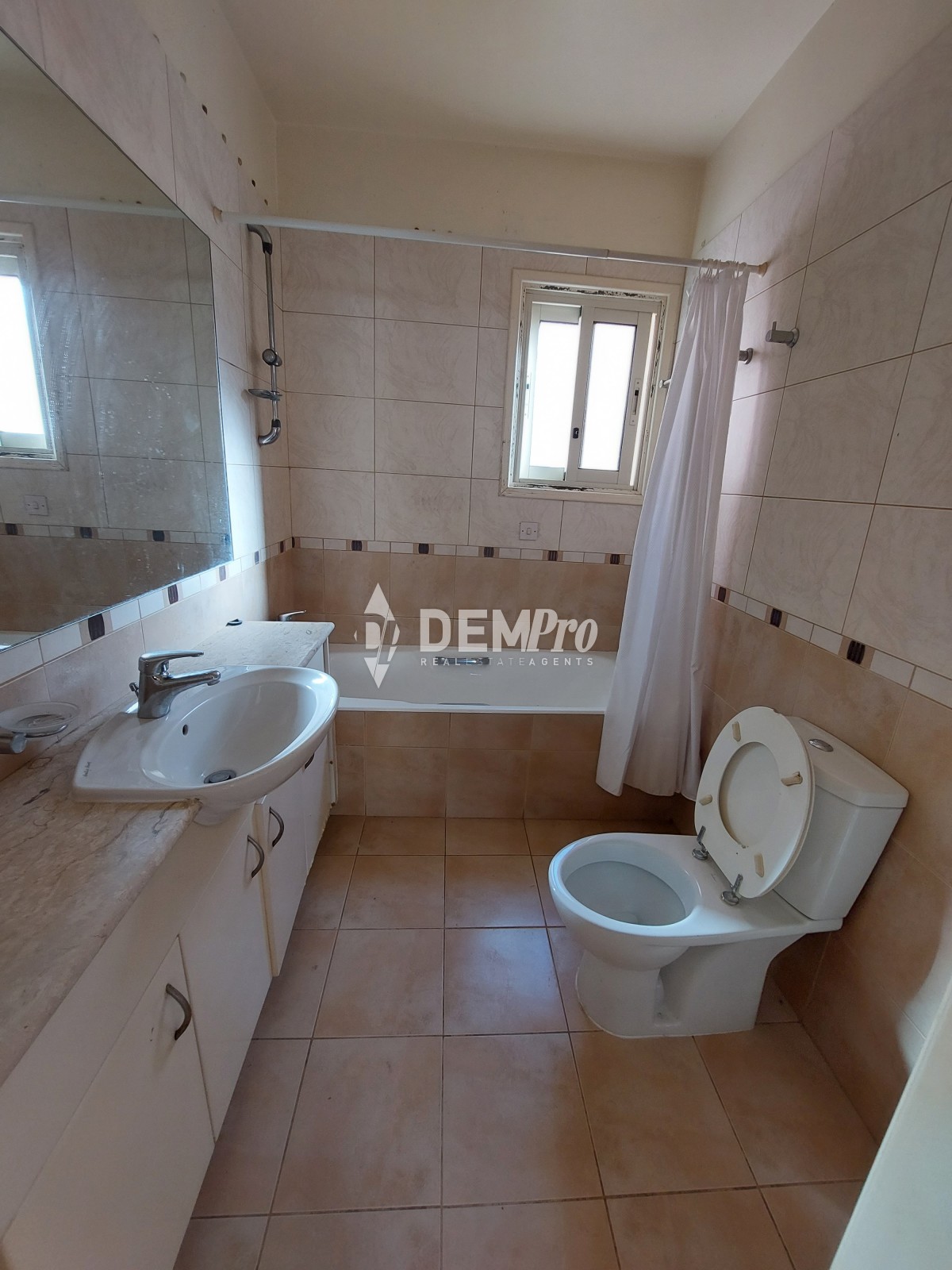 2 bedroom apartment in chloraka with Sea views