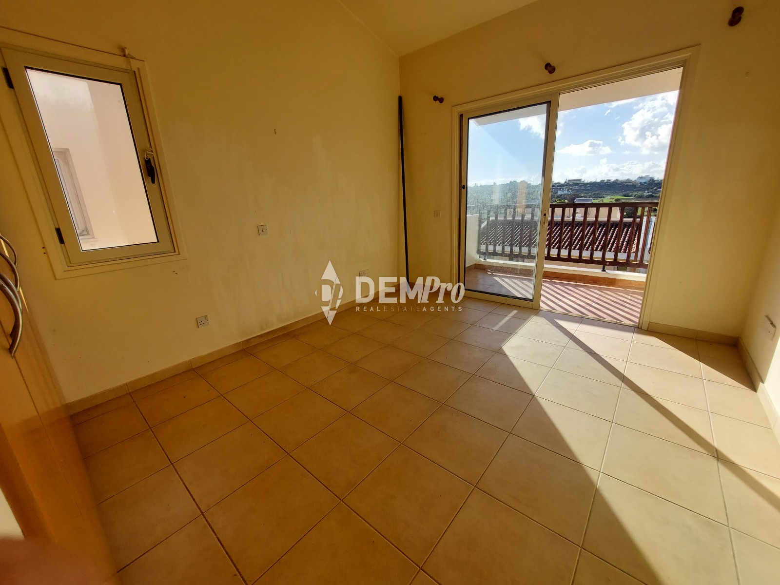 2 bedroom apartment in chloraka with Sea views