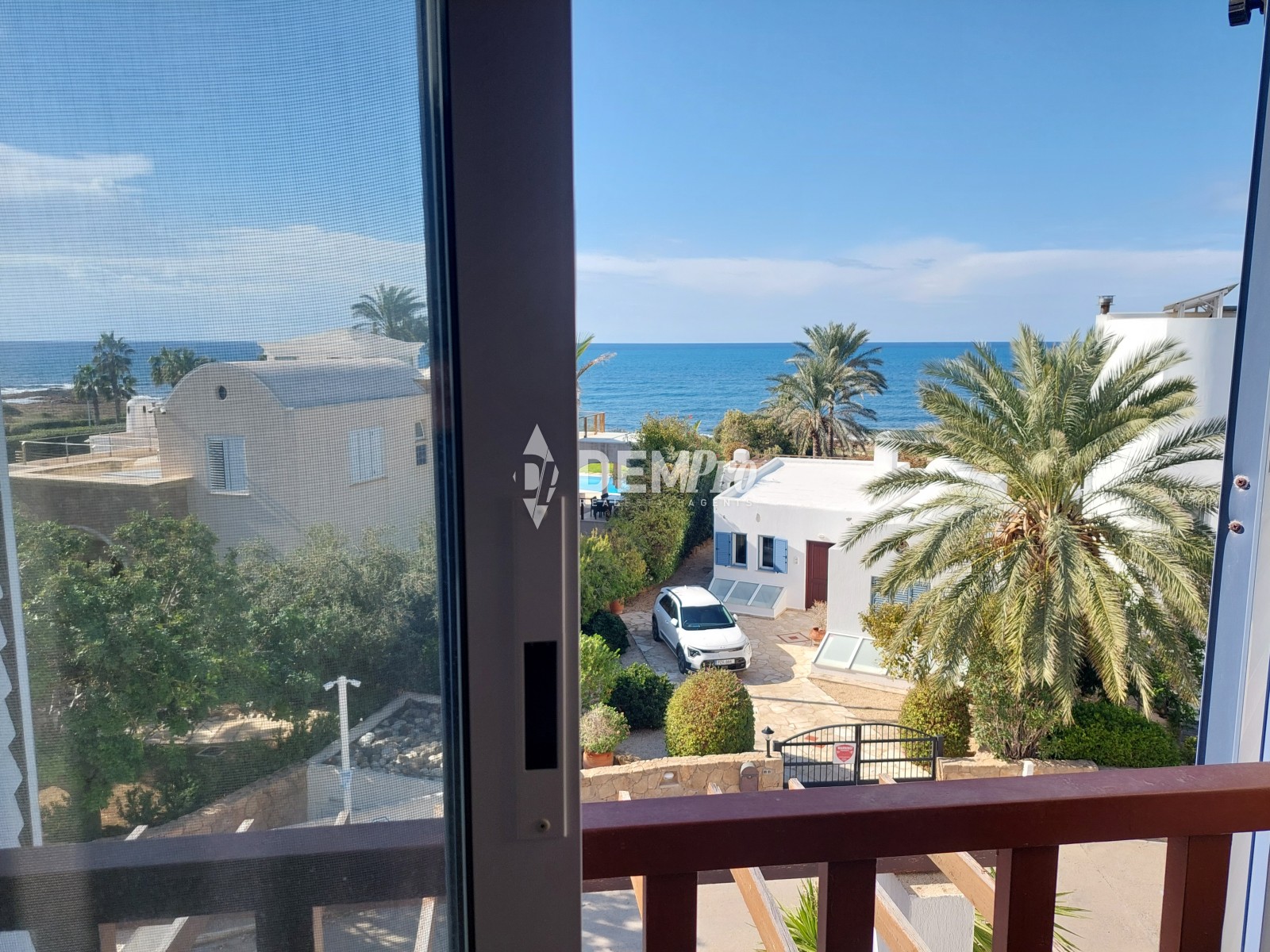 SEAFRONT HOUSE IN CHLORAKA APOLLO