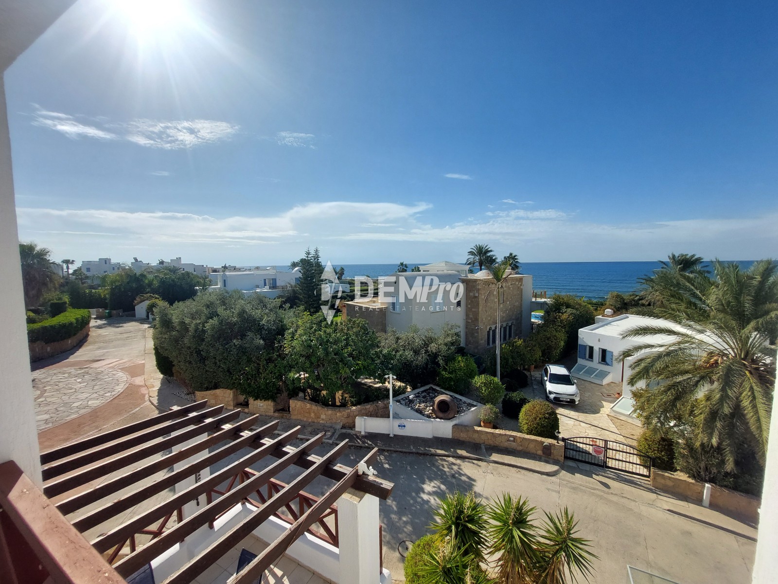 SEAFRONT HOUSE IN CHLORAKA APOLLO
