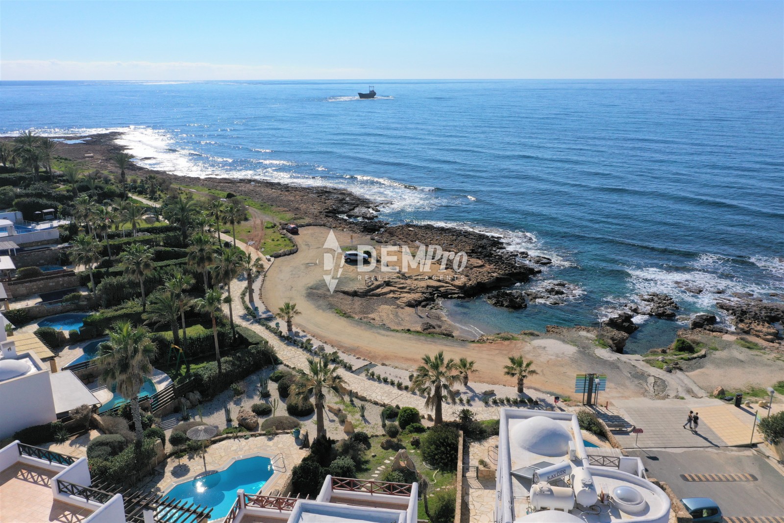 SEAFRONT HOUSE IN CHLORAKA APOLLO