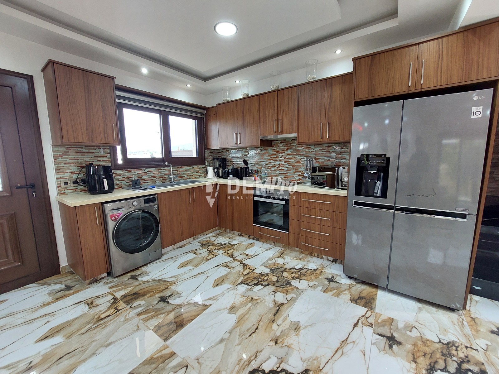 For Sale 5 Bedroom Villa in Lower Chloraka - Near the Beach 