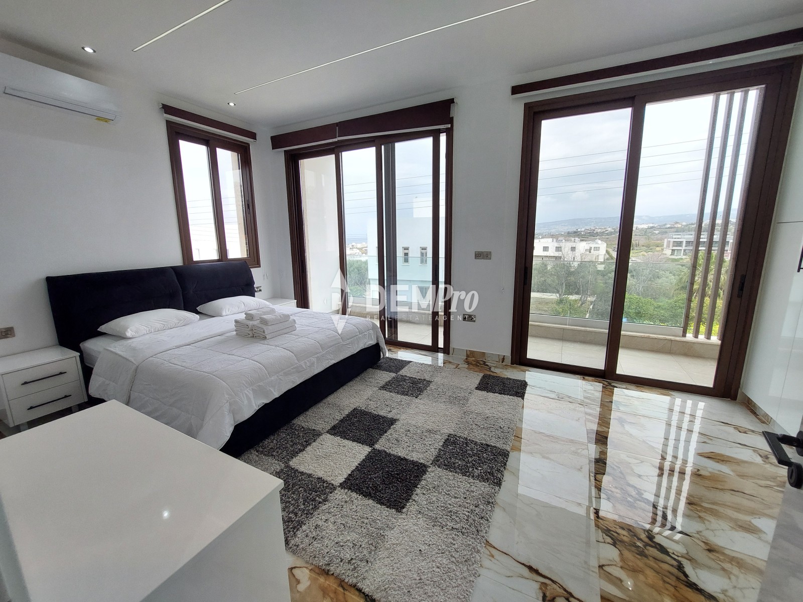 For Sale 5 Bedroom Villa in Lower Chloraka - Near the Beach 