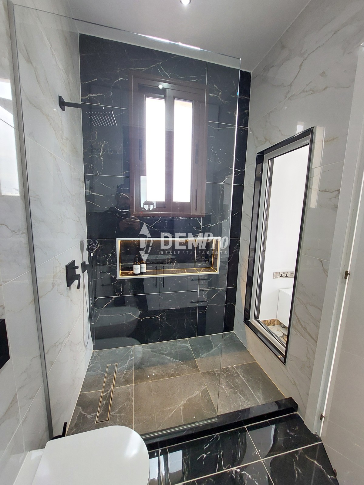 For Sale 5 Bedroom Villa in Lower Chloraka - Near the Beach 