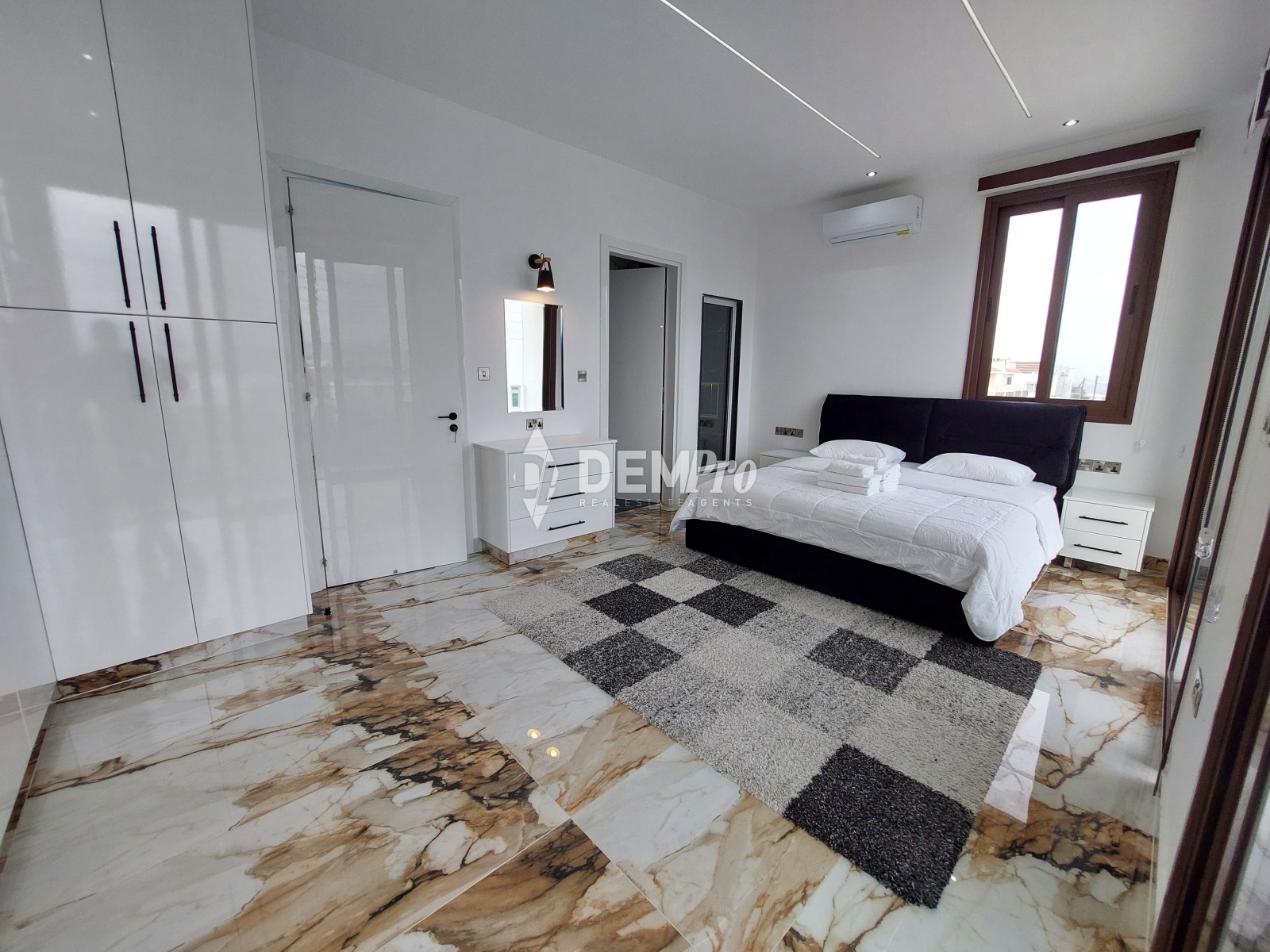 For Sale 5 Bedroom Villa in Lower Chloraka - Near the Beach 