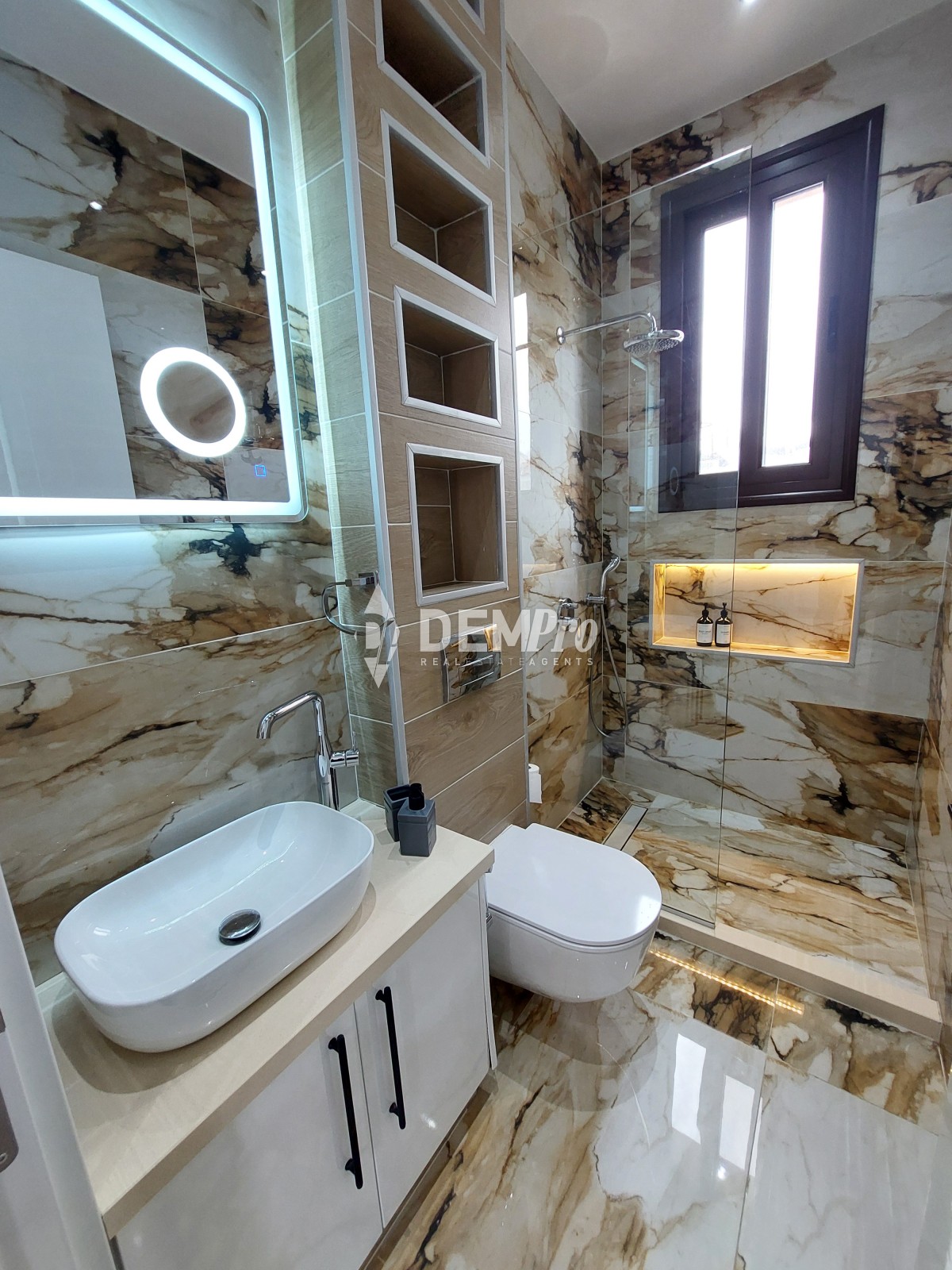 For Sale 5 Bedroom Villa in Lower Chloraka - Near the Beach 