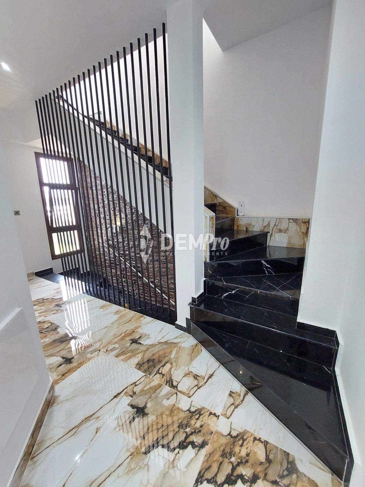For Sale 5 Bedroom Villa in Lower Chloraka - Near the Beach 