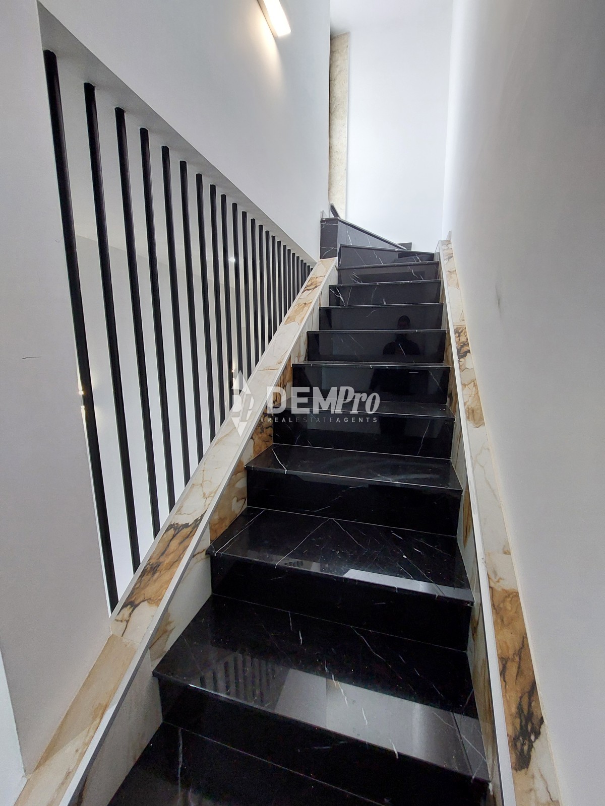 For Sale 5 Bedroom Villa in Lower Chloraka - Near the Beach 