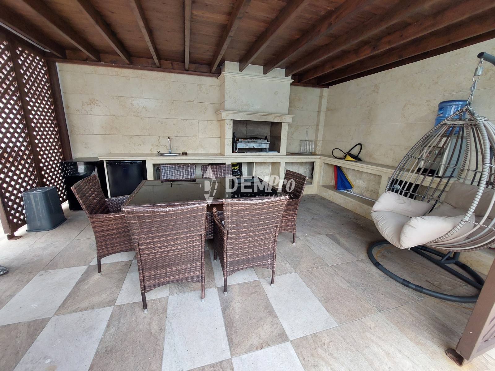 For Sale 5 Bedroom Villa in Lower Chloraka - Near the Beach 