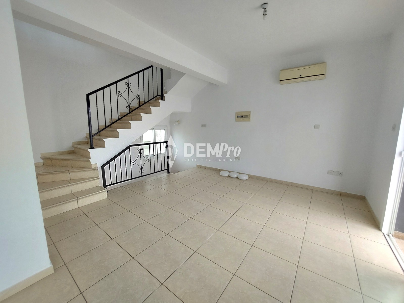 For Sale 2 Bedroom Townhouse in Kato Paphos - Universal Area
