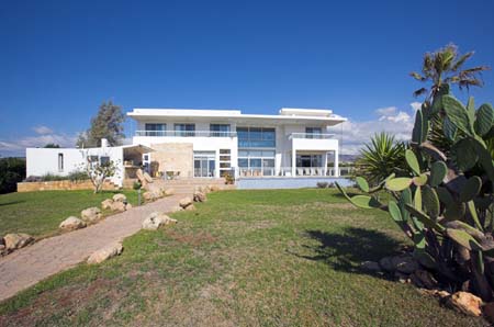 Exclusive sea front villa for long term rent