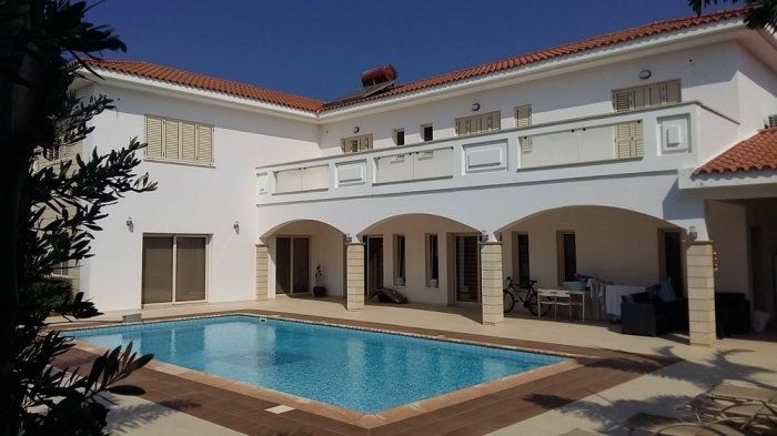 Luxury Villa in Paphos Peyia for long term rent 