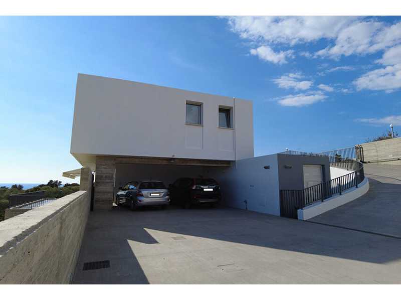 Modern Luxury villa for rent in Coral Bay