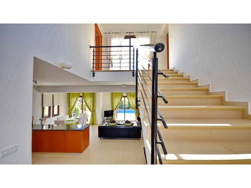 Airianna Villa In Coral Bay
