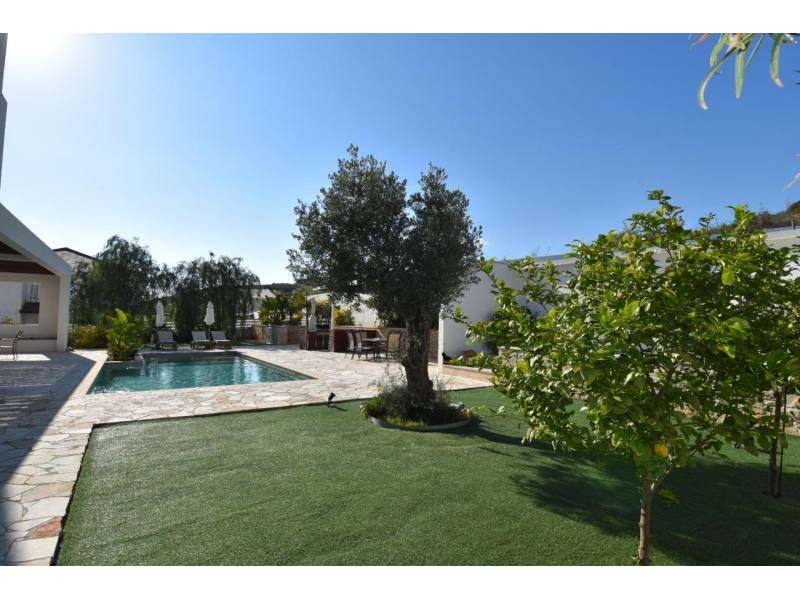 Luxury villa for long term rent in Pyrgos