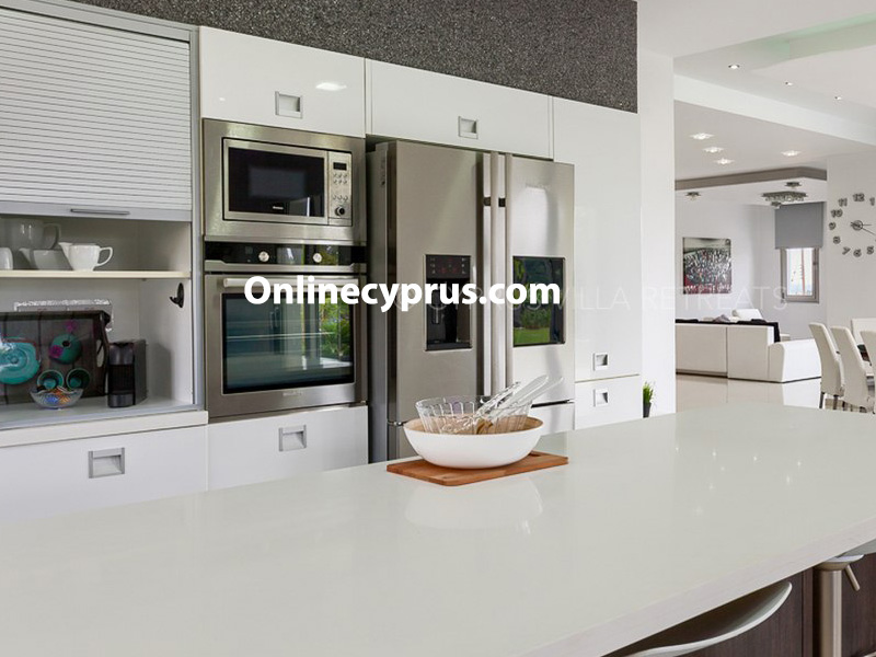 Luxury 7 bed villa in peyia for log term rent