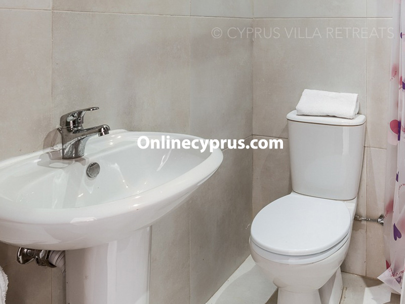 Luxury 7 bed villa in peyia for log term rent