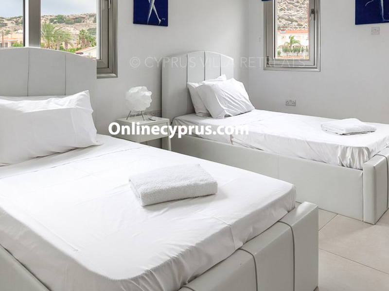 Luxury 7 bed villa in peyia for log term rent