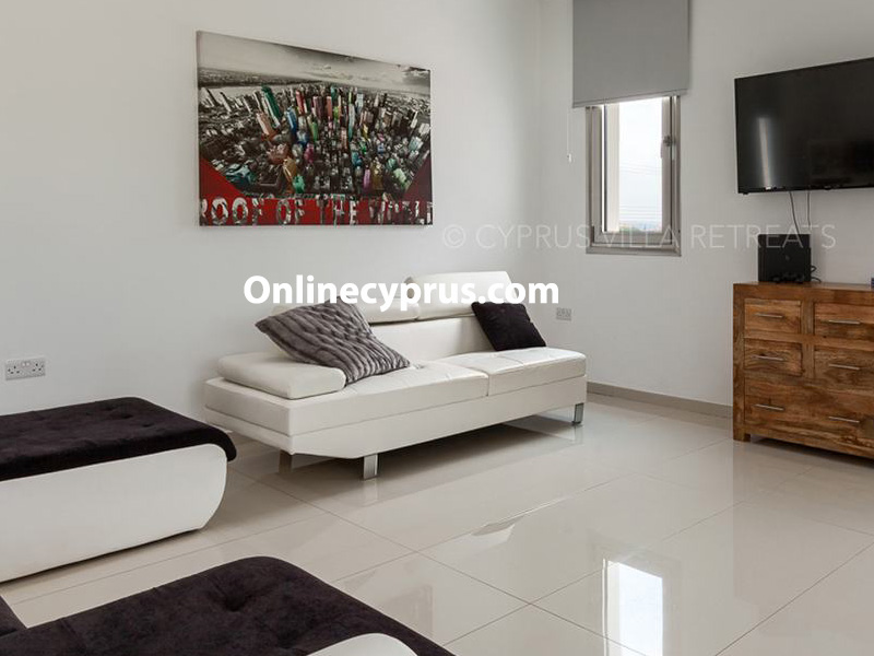 Luxury 7 bed villa in peyia for log term rent