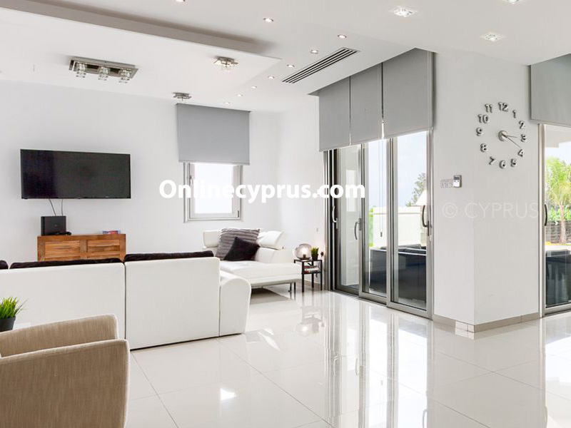 Luxury 7 bed villa in peyia for log term rent