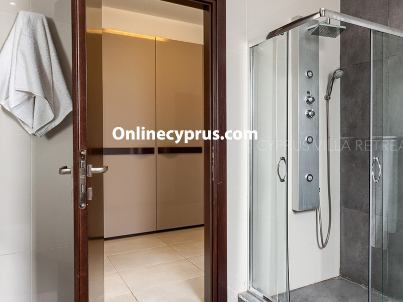 Luxury 7 bed villa in peyia for log term rent