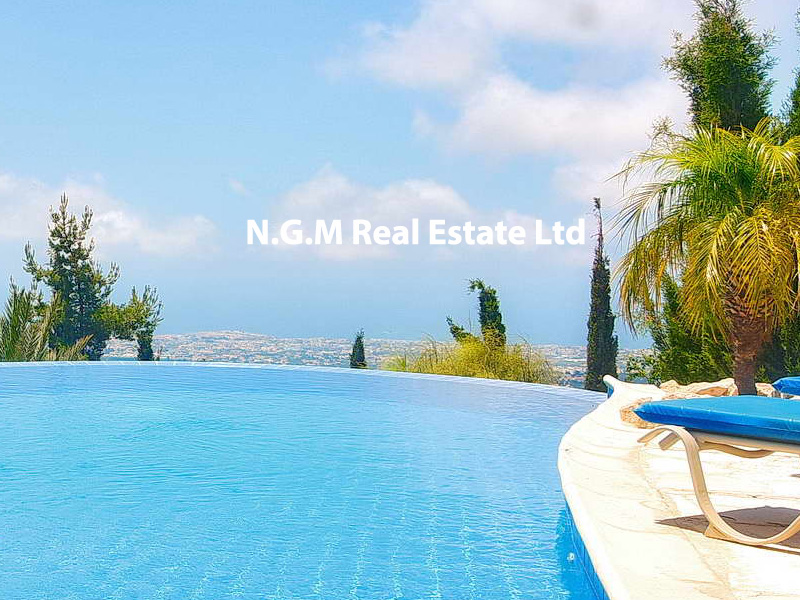 Luxury 3 bedroom villa with private infinity pool & panorama sea view