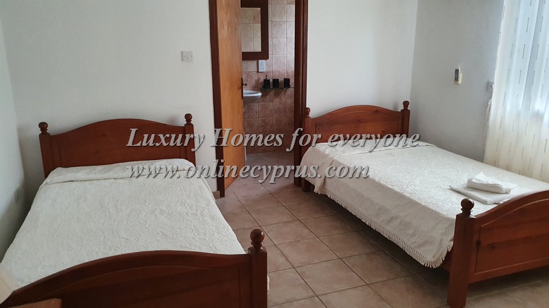 Furnished 3 bed bungalow in Sea caves 