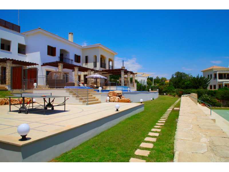 Luxury grand villa in Aphrodite Hills 