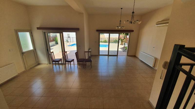 Unfurnished 4 bed villa 