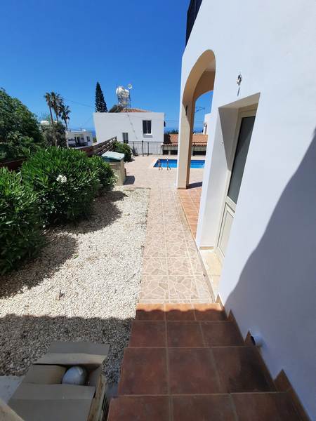 Unfurnished 4 bed villa 