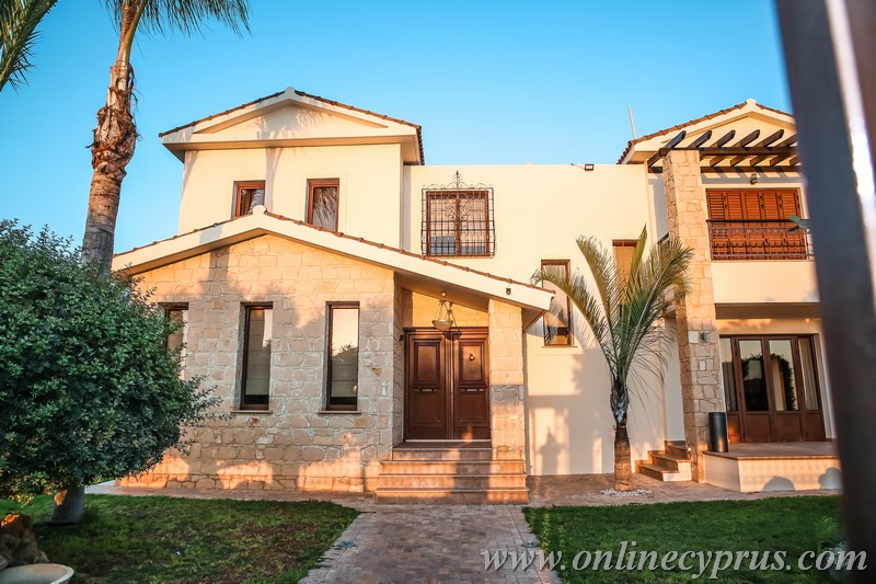 Spacious 4 bedroom villa for long term rent