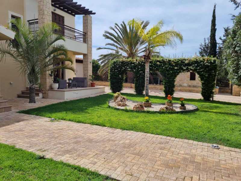 Spacious 4 bedroom villa for long term rent