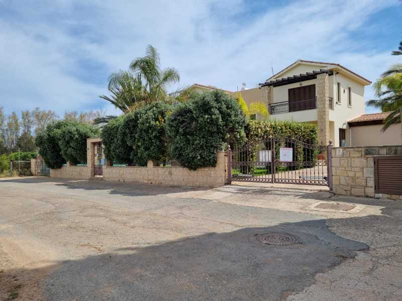 Spacious 4 bedroom villa for long term rent