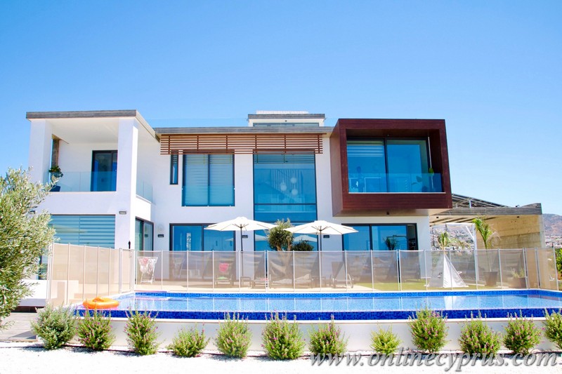 Luxury modern villa for long term rent 