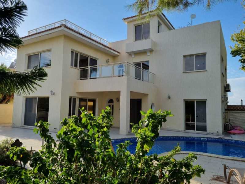 4 bed furnished villa in Coral bay 