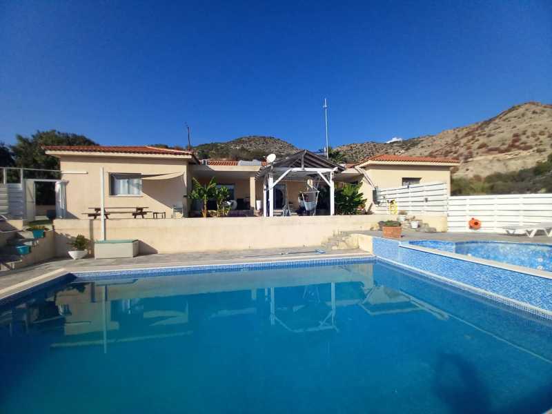 Four bedroom bungalow in Episkopi