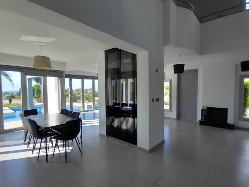 Modern villa close to Coral bay 