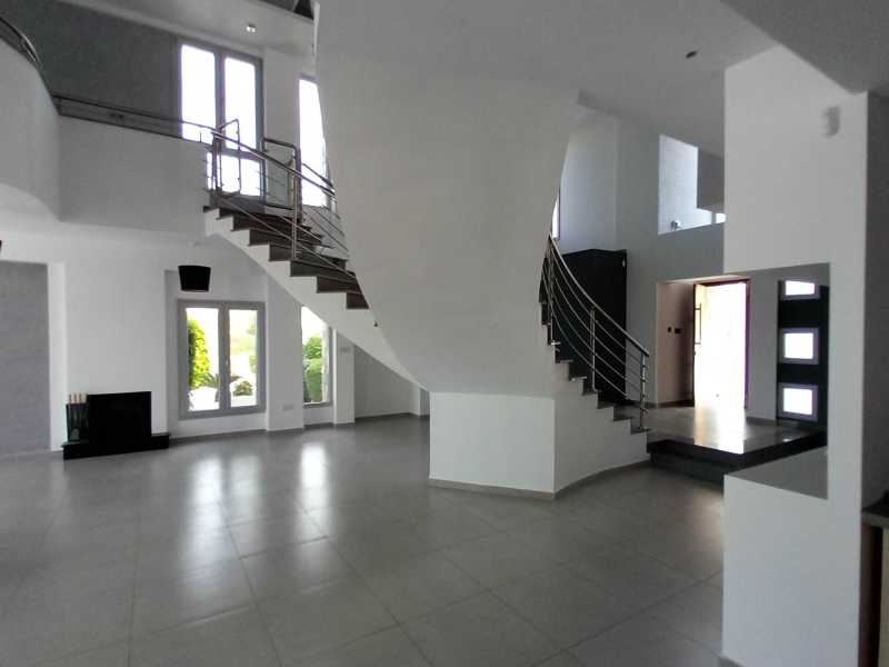Modern villa close to Coral bay 