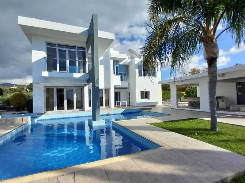 Modern villa close to Coral bay 