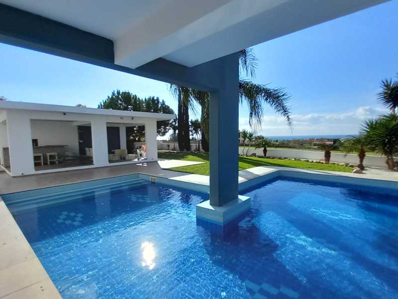 Modern villa close to Coral bay 