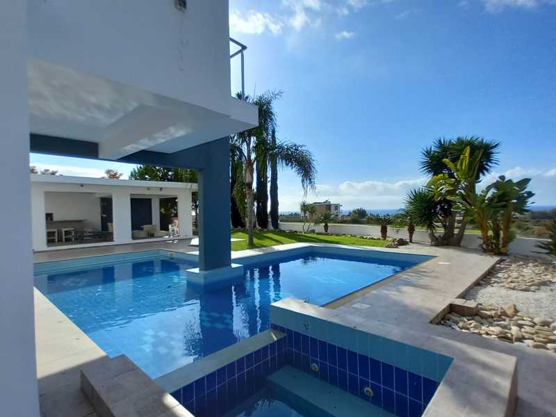 Modern villa close to Coral bay 