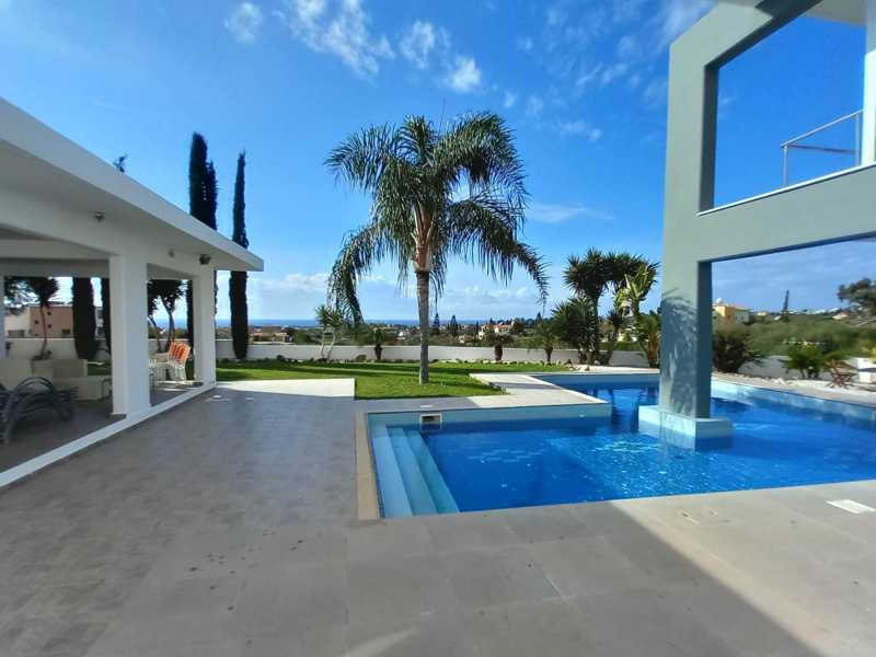 Modern villa close to Coral bay 